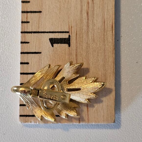 Crown Trifari Gold Tone Leaf Clip On Earrings - Picture 7 of 7